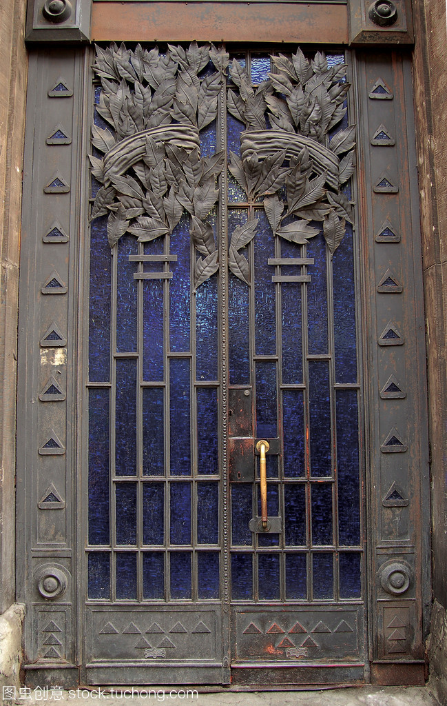 伪造铸铝装饰门 工艺、隐患与识别指南